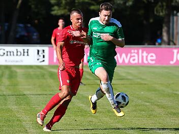 2:0 hieß es im Hinspiel im September für den SV Friesen gegen den Baiersdorfer SV. In dieser Szene klärt Friesens Maximilian Sesselmann (grünes Trikot) vor seinem Baiersdorfer Gegenspieler Kenan Ramic. Foto: Weiß