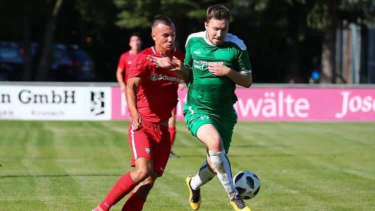 2:0 hieß es im Hinspiel im September für den SV Friesen gegen den Baiersdorfer SV. In dieser Szene klärt Friesens Maximilian Sesselmann (grünes Trikot) vor seinem Baiersdorfer Gegenspieler Kenan Ramic. Foto: Weiß