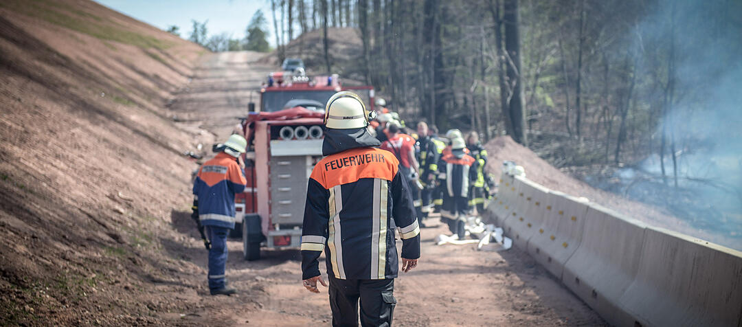 ahe der Autobahn 3 bei Bischbrunn ist am Ostermontag ein Waldbrand ausgebrochen.