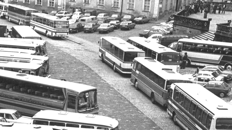 Ein komplett zugeparkter Domplatz war im Jahr 1980 kein ungewöhnliches Bild.FT-Archiv