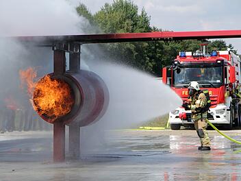 Flughafen Nürnberg übt für den Notfall - Feuerwehr bei simuliertem Unfall im Einsatz