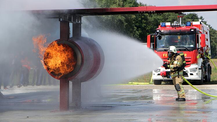Flughafen Nürnberg übt für den Notfall - Feuerwehr bei simuliertem Unfall im Einsatz