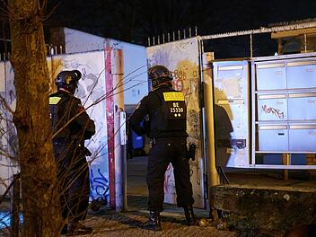 Polizei durchsucht Bauwagengel&auml;nde
