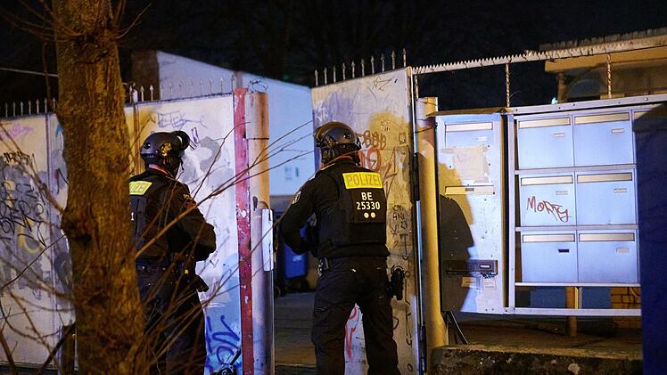 Polizei durchsucht Bauwagengel&auml;nde