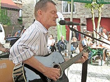 Horst Manninger alias Mannix singt im alten Hammelburger und Unterthaler Dialekt.