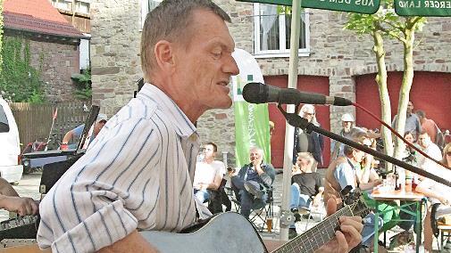 Horst Manninger alias Mannix singt im alten Hammelburger und Unterthaler Dialekt.