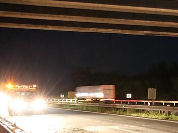 Autobahn nachts, Brücke, Dunkelheit, Sperrung, Umleitung, Bauarbeiten, Baustelle