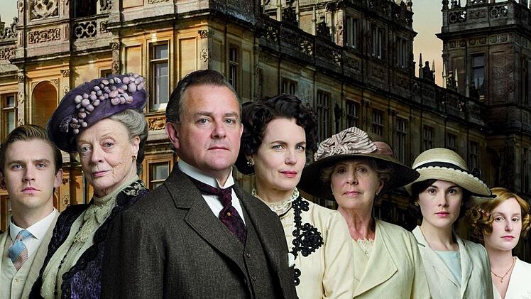 "Downton Abbey" erz&auml;hlt in sechs Staffeln die Geschichte einer britischen Adelsfamilie zu Beginn des 20. Jahrhunderts. In drei Folgefilmen, zuletzt "Downton Abbey: Das gro&szlig;e Finale" (2025), kehrte ein Gro&szlig;teil der Besetzung zur&uuml;ck.