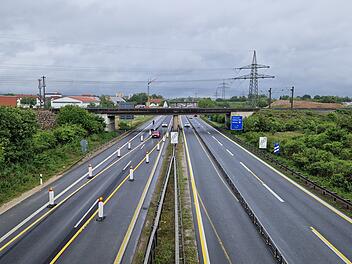 Die Baustelle an der A70 bei Hallstadt. Blick auf die Eisenbahnbr&uuml;cke und die dahinterliegende Br&uuml;cke an der Anschlussstelle Hallstadt. Die Br&uuml;cke an der Anschlussstelle wird abgerissen und neu gebaut.