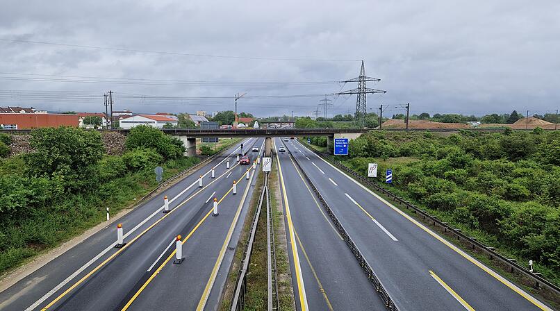 Die Baustelle an der A70 bei Hallstadt. Blick auf die Eisenbahnbr&uuml;cke und die dahinterliegende Br&uuml;cke an der Anschlussstelle Hallstadt. Die Br&uuml;cke an der Anschlussstelle wird abgerissen und neu gebaut.