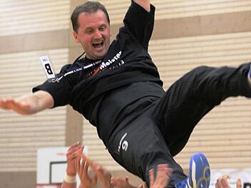 Hoch in den Lüften, Rödelsees Trainer Dusan Suchy, stellvertretend für sein Team, das als Meister der Bayernliga Männer den Aufstieg in die 3. Liga geschafft hat. Foto: Krumpholz