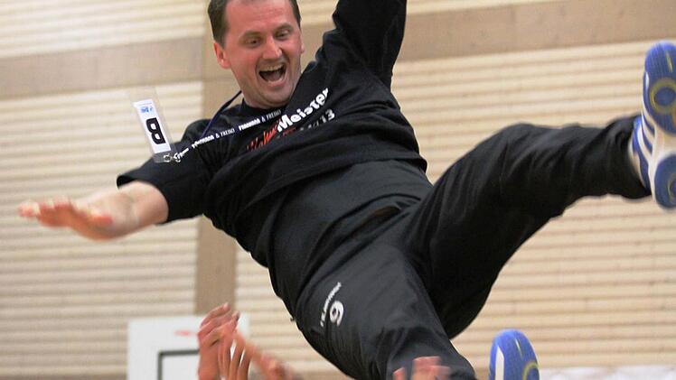Hoch in den Lüften, Rödelsees Trainer Dusan Suchy, stellvertretend für sein Team, das als Meister der Bayernliga Männer den Aufstieg in die 3. Liga geschafft hat. Foto: Krumpholz