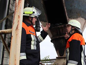 Als alles vorbei ist, begutachten Andreas Seidenthal und Nadja Dunkel die Schäden am Silo. Fotos: Ulrike Müller