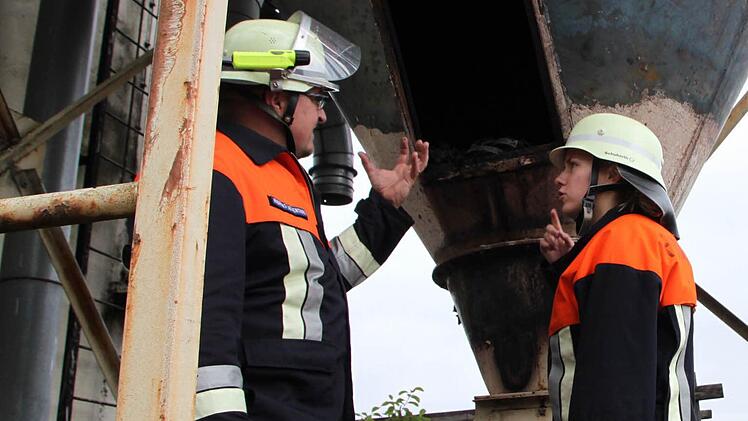 Als alles vorbei ist, begutachten Andreas Seidenthal und Nadja Dunkel die Schäden am Silo. Fotos: Ulrike Müller