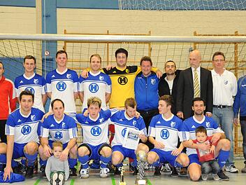 Der FC 06 Bad Kissingen verteidigt seinen Titel bei den Stadtmeisterschaften. Bei der Siegerehrung (hinten, von links): Tobias Vogel (vom Ausrichter TSV Reiterswiesen), Christian Heilmann, Nico Limpert, Florian Schultheis, Björn Räder, Rainer Metz (Co-Trainer), Waldemar Bayer, Oberbürgermeister Kay Blankenburg, Rüdiger Klug (Trainer), Klaus Rehbein (Vorstandsmitglied) sowie (vorne, von links) Adnan Hamzic, Christian Laus, Marcel Klug, Maximilian Wehner, Daniel Hofmann und Ervin Gergely. Foto:...