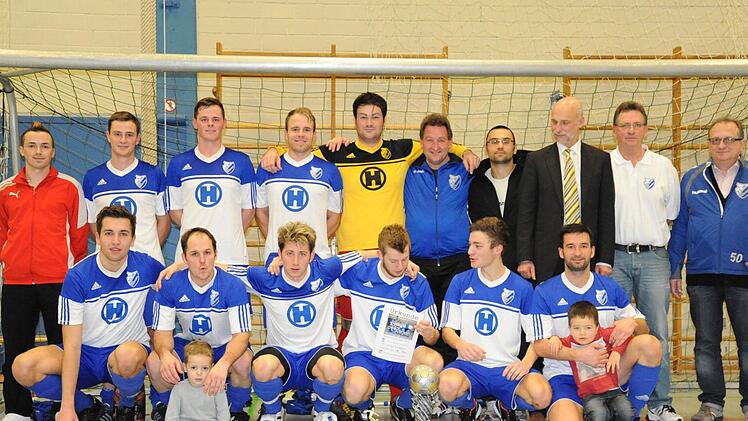 Der FC 06 Bad Kissingen verteidigt seinen Titel bei den Stadtmeisterschaften. Bei der Siegerehrung (hinten, von links): Tobias Vogel (vom Ausrichter TSV Reiterswiesen), Christian Heilmann, Nico Limpert, Florian Schultheis, Björn Räder, Rainer Metz (Co-Trainer), Waldemar Bayer, Oberbürgermeister Kay Blankenburg, Rüdiger Klug (Trainer), Klaus Rehbein (Vorstandsmitglied) sowie (vorne, von links) Adnan Hamzic, Christian Laus, Marcel Klug, Maximilian Wehner, Daniel Hofmann und Ervin Gergely. Foto:...