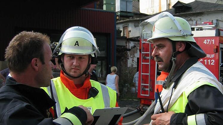 Einsatzleiter Hans-Dieter Kropp und André Wicklein (von rechts) geben letzte Anweisungen.