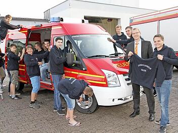 Das neue Mehrzweckfahrzeug wird von der engagierten Jugendfeuerwehr auf Hochglanz gebracht. Dafür gab es einheitliche Kapuzenpullover von der Volksbank. Geschäftsstellenleiter Thorsten Erlwein (Zweiter von rechts) hat sie an Jugendleiter Timo Sokol übergeben.  Foto: Mathias Erlwein