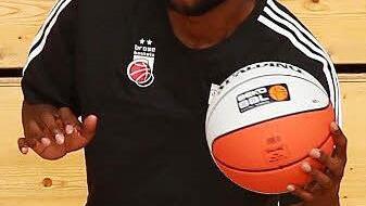 Darius Miller wirkt selbst beim Training mit Schülern in dieser Woche voll konzentriert. Foto: D. Löb