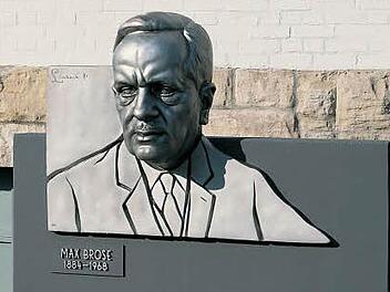 An Firmengr&uuml;nder Max Brose erinnert eine Plastik auf dem Coburger Werksgel&auml;nde. Foto: Brose