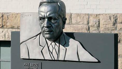 An Firmengr&uuml;nder Max Brose erinnert eine Plastik auf dem Coburger Werksgel&auml;nde. Foto: Brose