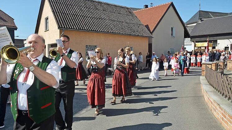 Der Musikverein Rothenkirchen umrahmte die Fronleichnamsprozession und spielte anschließend beim Marktplatzfest.