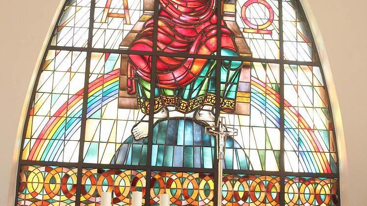 Das Glasmosaik mit Christkönig aus dem Jahr 1955 wurde restauriert.  Foto: Friedwald Schedel
