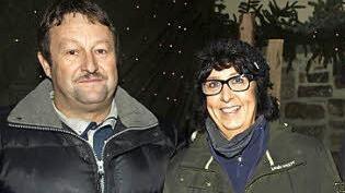 Als Zeichen der Anerkennung und Ermutigung überreichten Bürgermeister Franz Kuhn (rechts) und Manfred Schubert (links) für den Vereinsring der Vorsitzenden des Faschingsclubs, Jutta Markert, ein Präsent zum 50-jährigen Bestehen.  Foto: Stefan Geiger