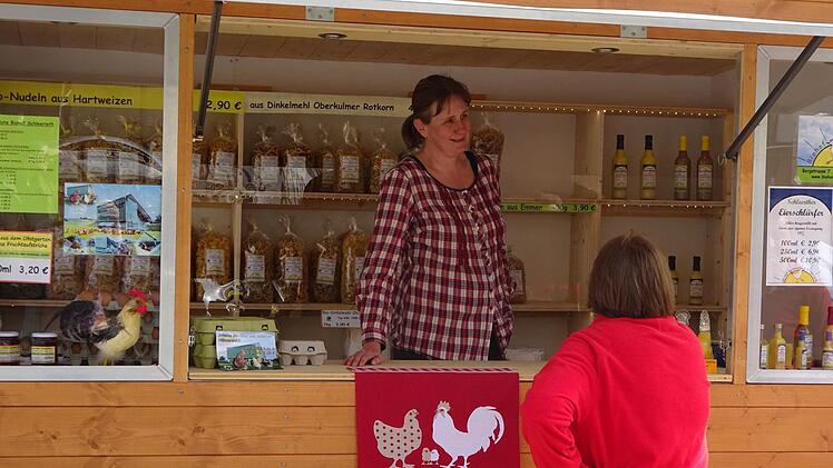 24 Akteure und Anbieter präsentieren sich und ihre Produkte am "1. Regional- und Biomarkt" der Öko-Modellregion in Werneck.  Foto: Eva Barksiek
