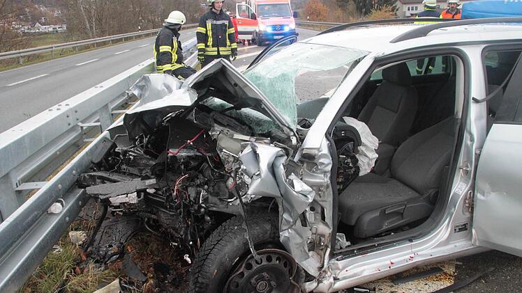 Schweres Verkehrsunglück auf der Bundesstraße 289 bei Kulmbach am Samstagmorgen  Foto: Dagmar Besand