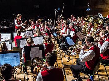 Unter der Leitung von Lena Wegener beeindruckte der Musikverein Rödental beim Weihnachtskonzert in der Franz-Goebel-Halle. Foto: Jochen Berger
