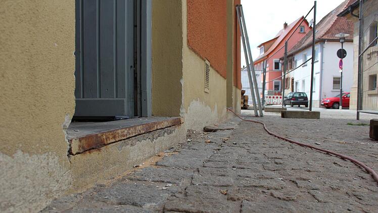 Die T&uuml;rschwellen werden entfernt, der Zugang barrierefrei gemacht.  Foto: Jann Weckel