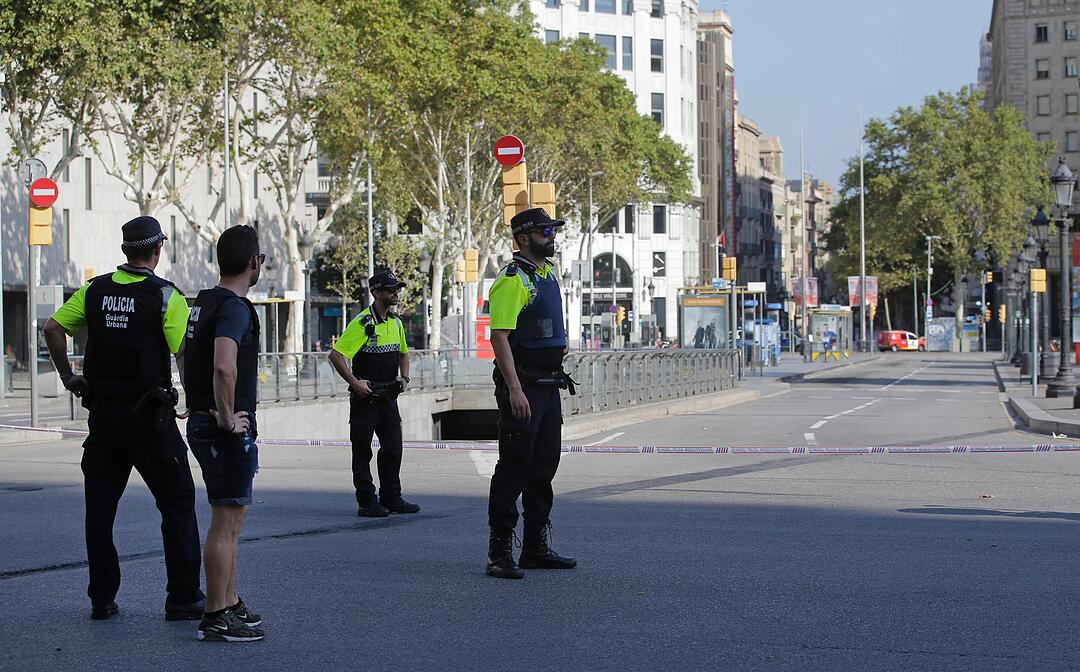 Lieferwagen fährt in Barcelona in Menschenmenge