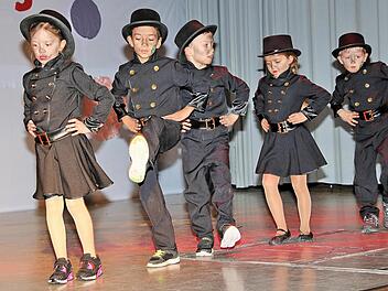Als Kaminfeger kamen diese Bambini auf die Bühne und tanzten sich schnell  in die Herzen der Zuschauer. Fotos: Dieter Britz