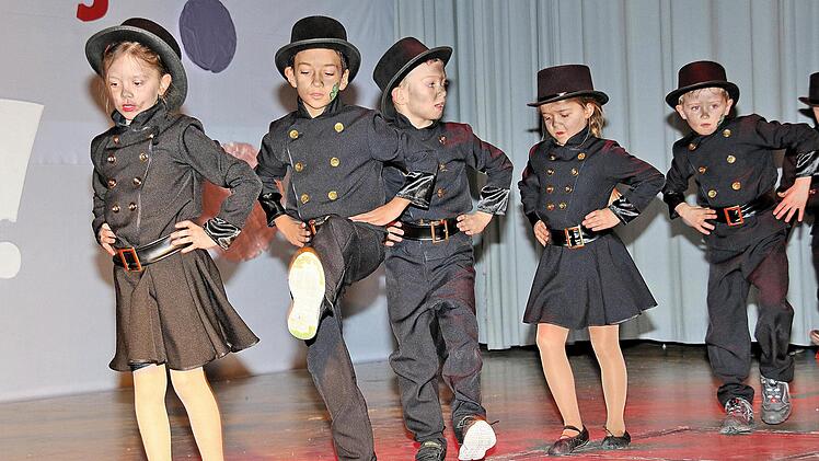 Als Kaminfeger kamen diese Bambini auf die Bühne und tanzten sich schnell  in die Herzen der Zuschauer. Fotos: Dieter Britz