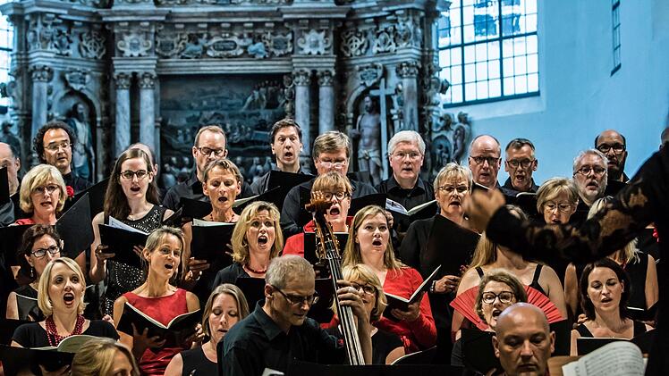 Die Coburger Erstaufführung der "Misa Tango" lockte zahlreiche Zuhörer in die Morizkirche. Unter der Leitung von Antoinetta Bafas beeindruckte der "Chor Unerhört" gemeinsam mit den Vokalsolisten Joana Tautu und Marcello Mejia-Mejia.Foto: Jochen Berger