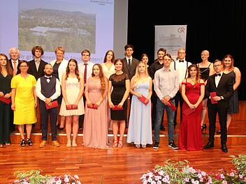 Diese Absolventen und Absolventinnen haben den Abschluss mit der Note 1 vor dem Komma geschafft. Oberstudiendirektor Anton Staudigl (Zweiter von links) übergibt die Preise an die Besten. Foto: Wolfgang Desombre
