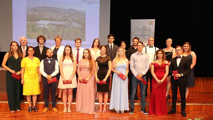 Diese Absolventen und Absolventinnen haben den Abschluss mit der Note 1 vor dem Komma geschafft. Oberstudiendirektor Anton Staudigl (Zweiter von links) übergibt die Preise an die Besten. Foto: Wolfgang Desombre
