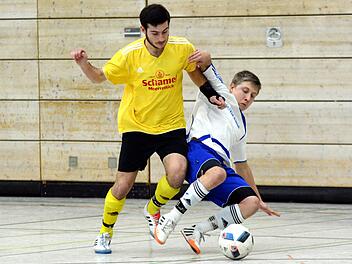Der ASV Möhrendorf (gelbe Trikots) musste sich den Niederndorfern im Gruppenspiel beugen, schaffte es aber trotzdem ins Finale und bezwang dort die ASV-Reserve mit 2:1. Fotos: herzopress