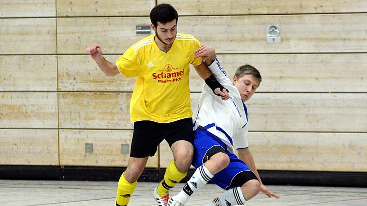 Der ASV Möhrendorf (gelbe Trikots) musste sich den Niederndorfern im Gruppenspiel beugen, schaffte es aber trotzdem ins Finale und bezwang dort die ASV-Reserve mit 2:1. Fotos: herzopress