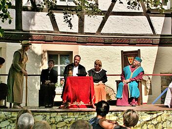 Das Alte Rathaus von Reiterswiesen als Theaterkulisse: In dieser Szene sind (von links) Günther Vogel, Eleonore Richler, Ingeborg Willerding, Andreas Richler, Ruth Stenzl, Bernhard Thomas und Veronika Richler zu sehen.  Foto: Werner Vogel