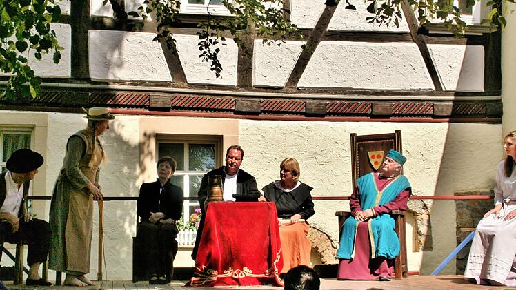 Das Alte Rathaus von Reiterswiesen als Theaterkulisse: In dieser Szene sind (von links) Günther Vogel, Eleonore Richler, Ingeborg Willerding, Andreas Richler, Ruth Stenzl, Bernhard Thomas und Veronika Richler zu sehen.  Foto: Werner Vogel