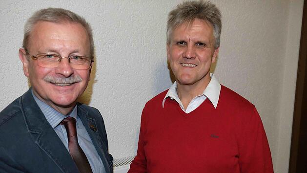 Ortsbeauftragter Klaus Kunder begrüßt Bürgermeister Gotthard Schlereth zur Bürgerversammlung. Foto: Gerd Schaar