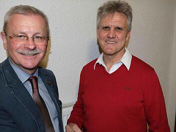 Ortsbeauftragter Klaus Kunder begrüßt Bürgermeister Gotthard Schlereth zur Bürgerversammlung. Foto: Gerd Schaar