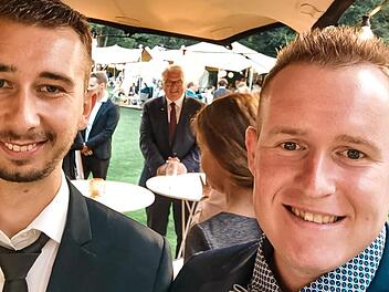 Tim Friedrich (links) und Benjamin Rupp im Park von Schloss Bellevue - im Hintergrund der Bundespräsident