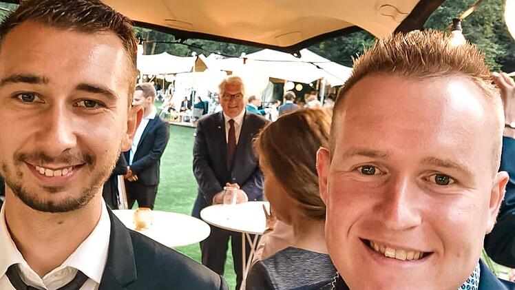 Tim Friedrich (links) und Benjamin Rupp im Park von Schloss Bellevue - im Hintergrund der Bundespräsident