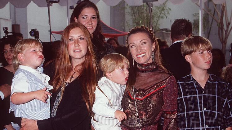 Jane Seymour - hier bei einer Filmpremiere 1998 - ist stolze Mutter von einer Tochter, einem Sohn und Zwillingen.