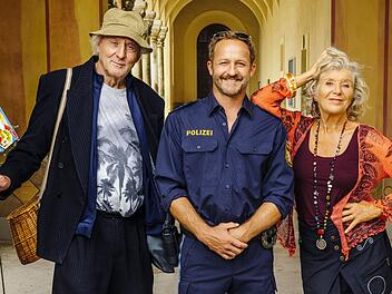 "Servus Eddie - Sp&auml;tes Gl&uuml;ck" hei&szlig;t der letzte Film von G&uuml;nther Maria Halmer (links). Der im Mai verstorbene Schauspieler verk&ouml;rpert einen Obdachlosen an der Seite von Maximilian Br&uuml;ckner und Jutta Speidel.