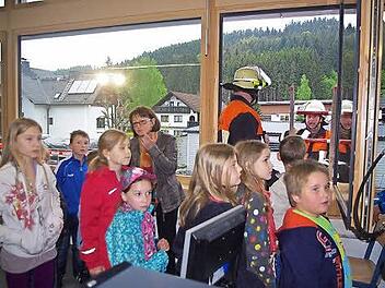 Auf ihre Rettung wartende Hortkinder