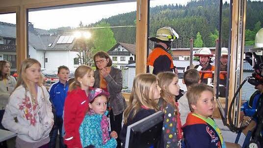 Auf ihre Rettung wartende Hortkinder